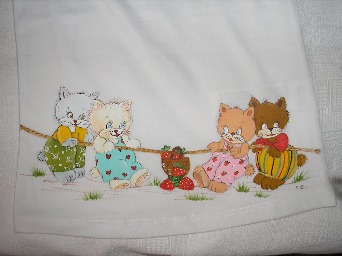 T-shirt de menina com gatos brincalhões