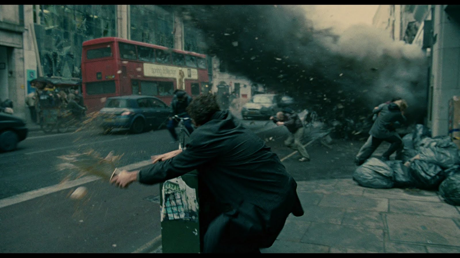 http://4.bp.blogspot.com/_Sb1hMNS1MIU/S_wK7DxV50I/AAAAAAAABgA/nXRN3VGhEpg/s1600/large+children+of+men+blu-ray1.jpg