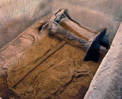 DÖNEM SOYGUNUNA UĞRAMIŞ AÇILMIŞ MEZAR ÖRNEKLERİ Chariot%2Bburial%2Bchu%2B12%2B08