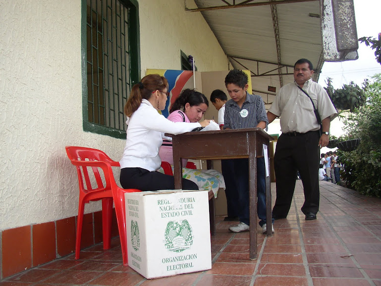 ALUMNOS ELIGIENDO SU CANDIDATO