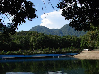 Uma das piscinas do Parque Caminho das Águas. Ao fundo, a Serra do Mar. Foto Borges de Garuva, 2007.