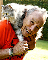 Ator Stênio Garcia carrega seu gato no pescoço