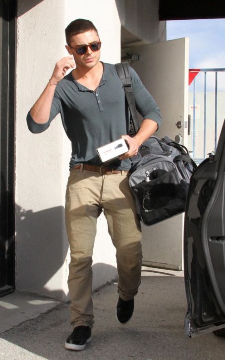zac efron in good shape in this picture good toned physique zac efron in good shape in this picture good toned physique