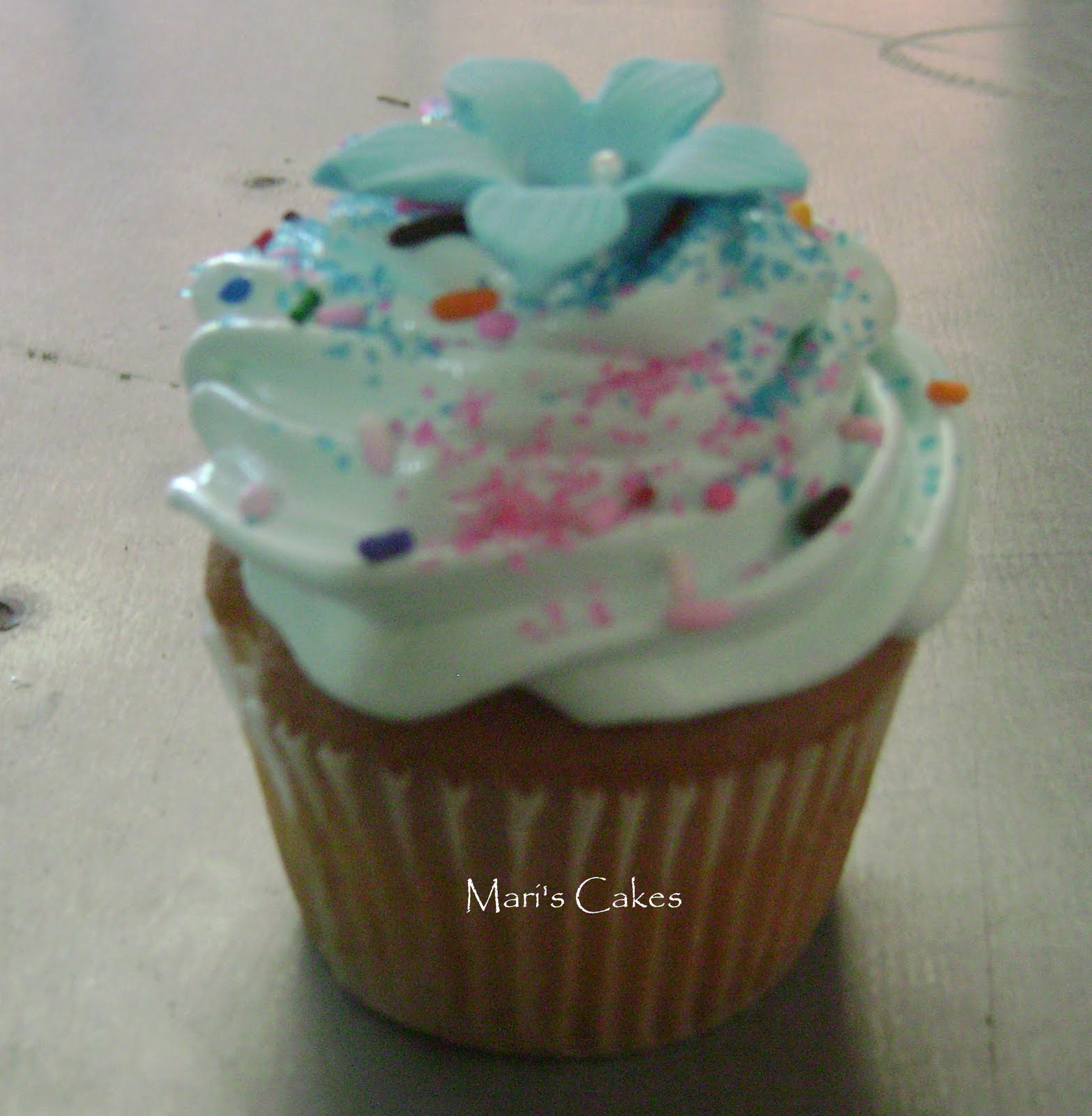 Suspiro, Dominican Frosting or Meringue Mari's Cakes (English)