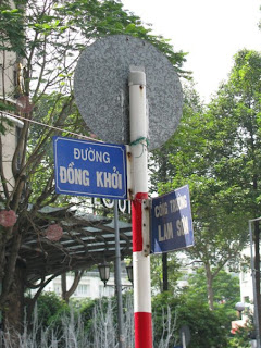 Walk, walk, walk, through Đồng Khởi street to Saigon River!