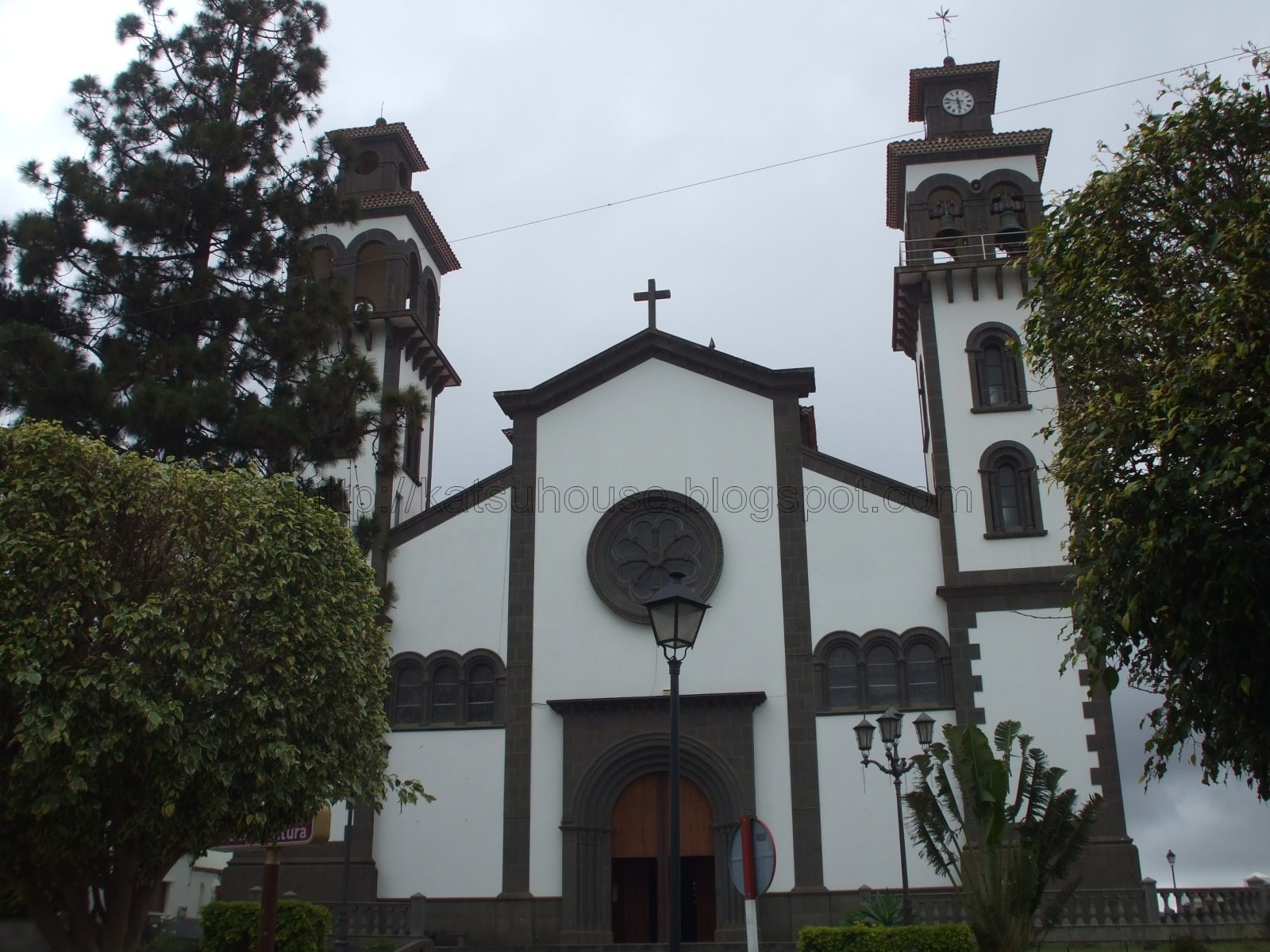 [iglesia+de+moya1.jpg]