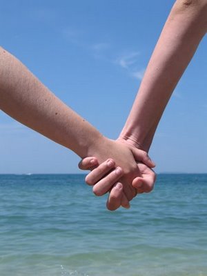 Daydream Beach - Página 3 Playa+pareja+manos+juntas+mar