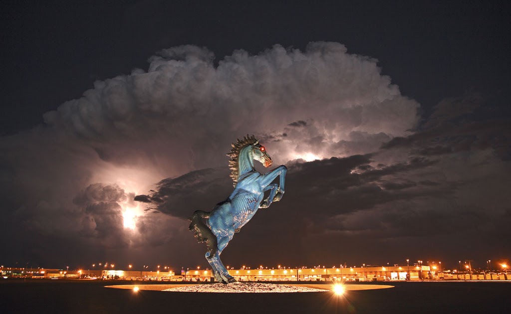 TYWKIWDBI ("TaiWikiWidbee") Denver Airport's blue "zombie" horse