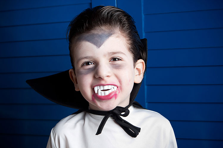 Foto de Menino Em Fantasia De Maquiagem De Vampiro De Halloween e