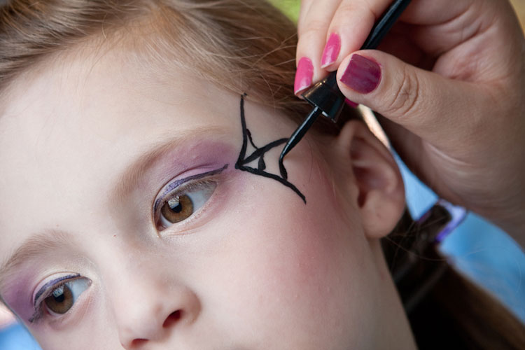 Aprenda a fazer maquiagem de Halloween para crianças 
