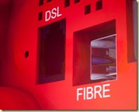 Le boitier serveur de la nouvelle Freebox offre une double connexion ADSL et/ou fibre optique boitier tv television televiseur freebox cable fibre optique free plugs courant porteur internet v6 révolution full hd blu ray nas disque dur multimédia