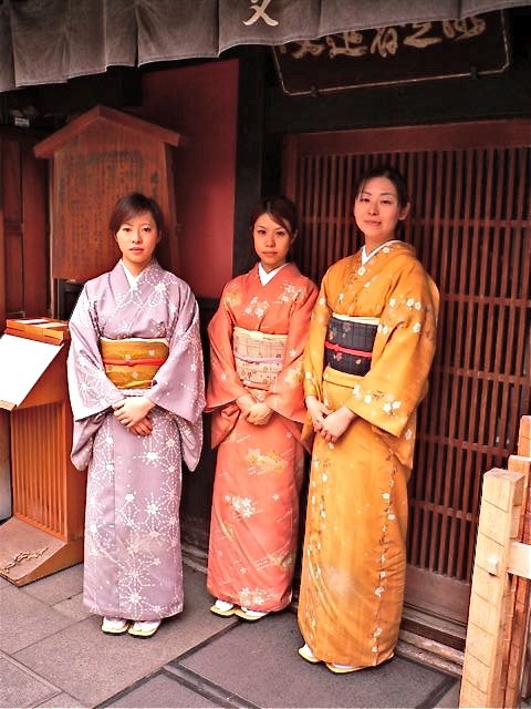 [Kyoto,+Ryokan+ladies+full+kimono.JPG]