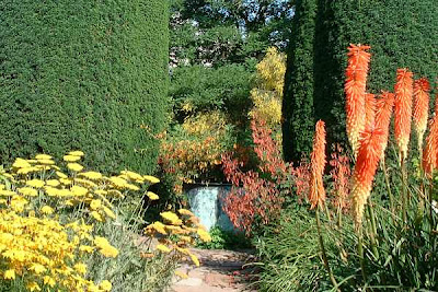http://4.bp.blogspot.com/_T4ayyFM2k2w/STAbj_Xu1oI/AAAAAAAADdE/fM8FZcOwrDE/s400/sissinghurst-september-tour.jpg