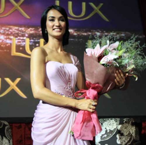 hot Atiqah hasiholan bugil telanjang