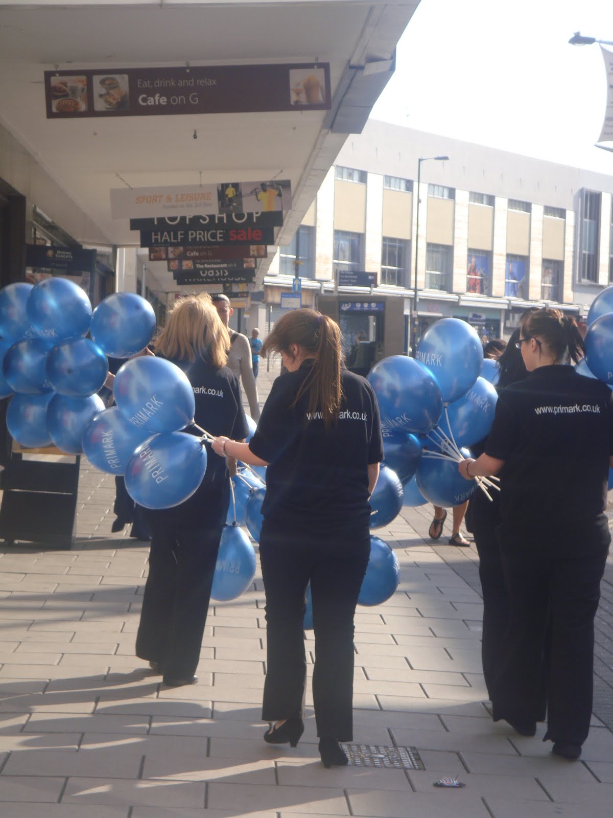 [off+to+give+out+balloons.JPG]