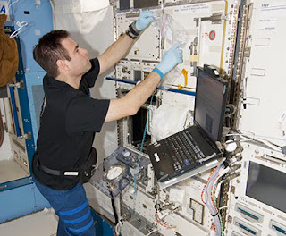 NASA ASTRONAUT IN SPACE CHALLENGES EARTHLINGS IN CHESS MATCH