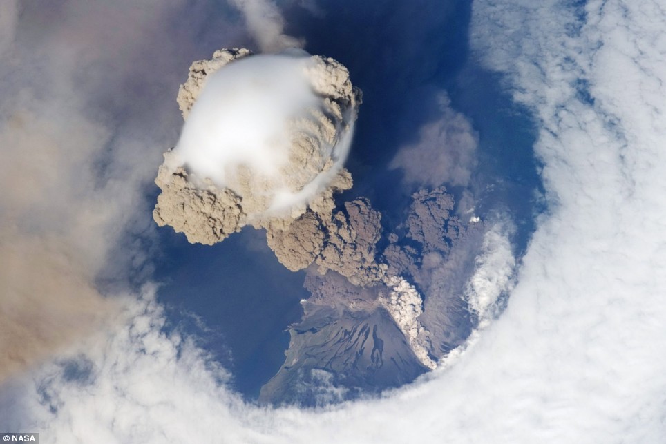 [Volcano+in+Russia.jpg]