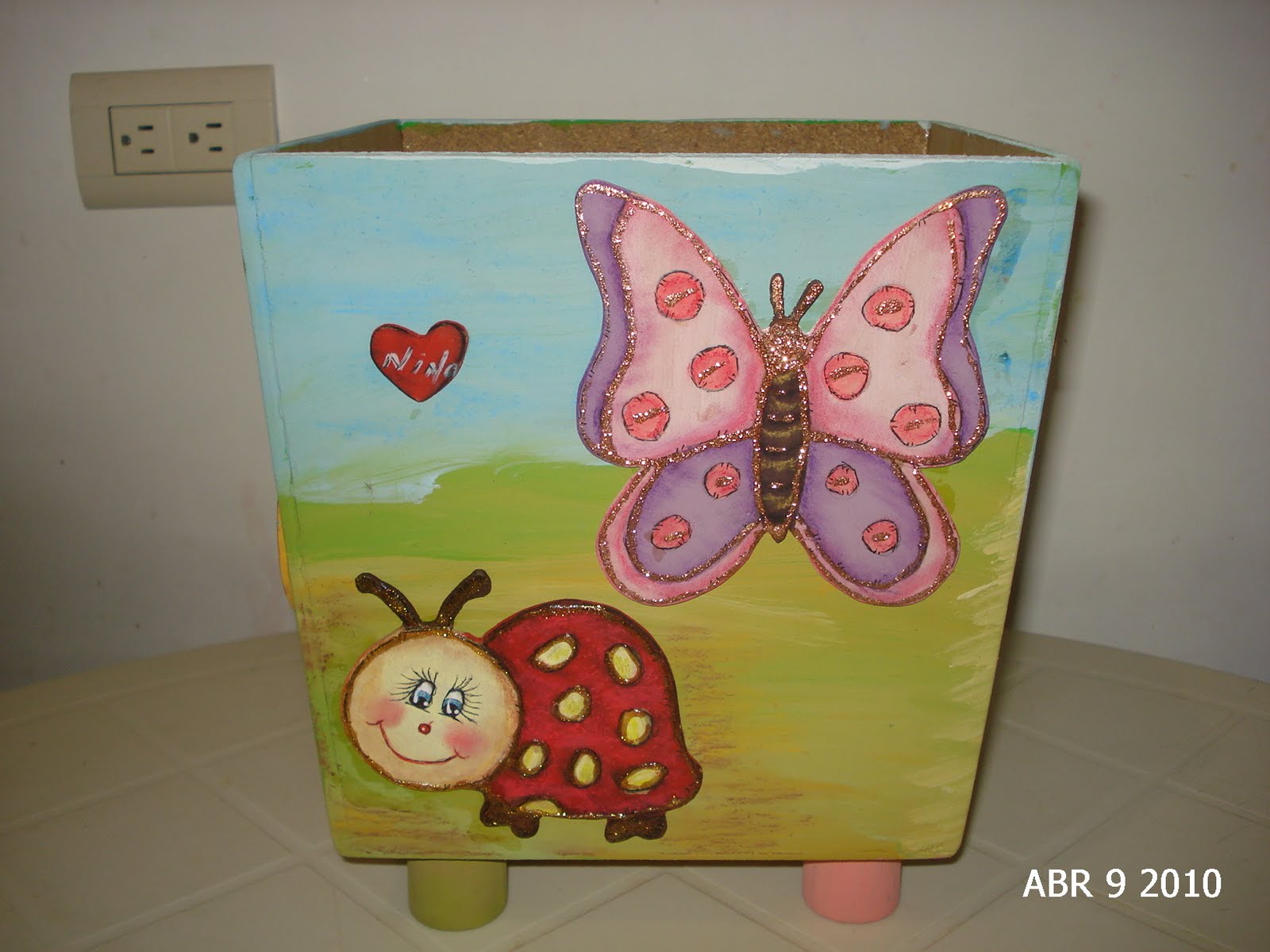 Las manos que crean lo original: Botes de basura en madera pintados a mano