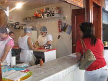 Mujeres haciendo empanadas