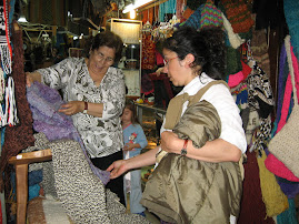 Comprando chombas tejidas con lana teñida con vegetales en el mercado de Temuco.