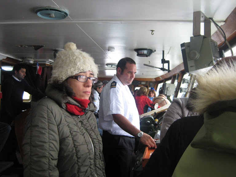 Oficial manejando el ferry