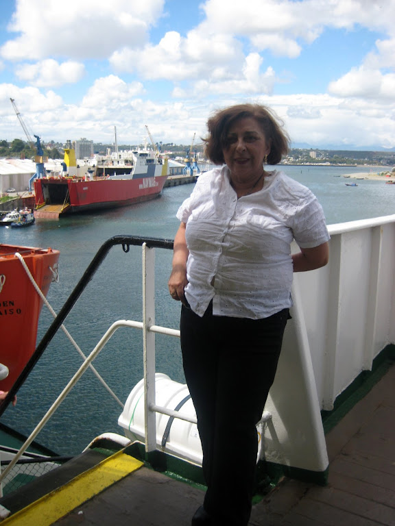 Navegando  Nora en el ferry Puerto Edén