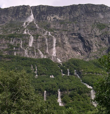 Air Terjun Vinnufossen