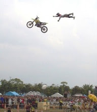 PEDAZO SALTO EN MOTO