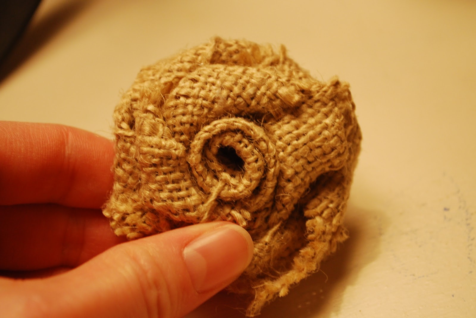 http://4.bp.blogspot.com/_TS47qxRrCRg/TPPvY4-l1fI/AAAAAAAAGDs/_WZzDbiP5ZQ/s1600/burlap%20rose.jpg