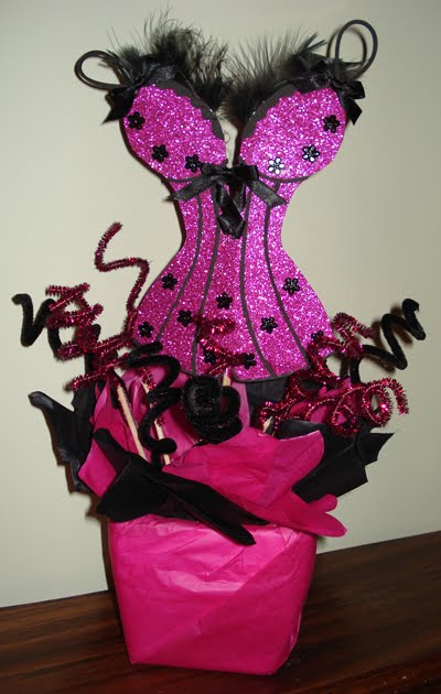 Corsage con diseño de corsé con detalles de listón y plumas. Corsage con diseño de corsé con detalles de listón y plumas.