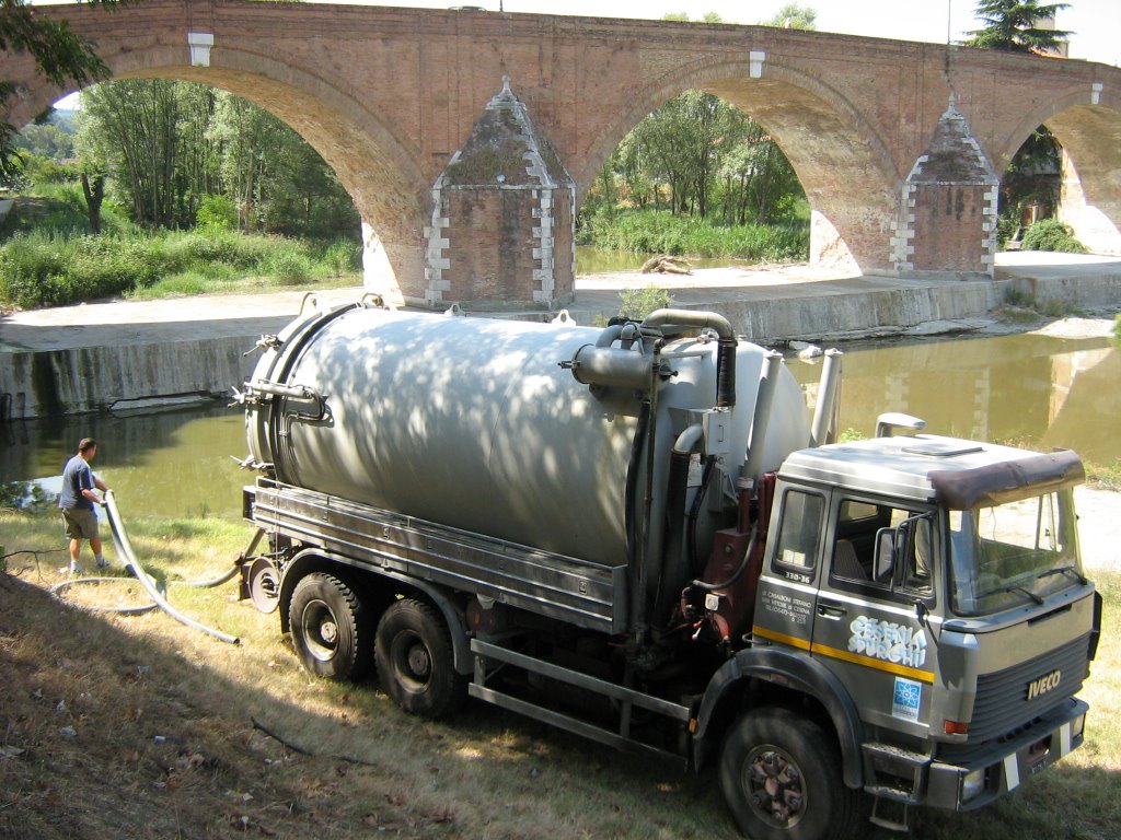[savio+-+auto+botte+scarica+acqua+nel+savio.jpg]
