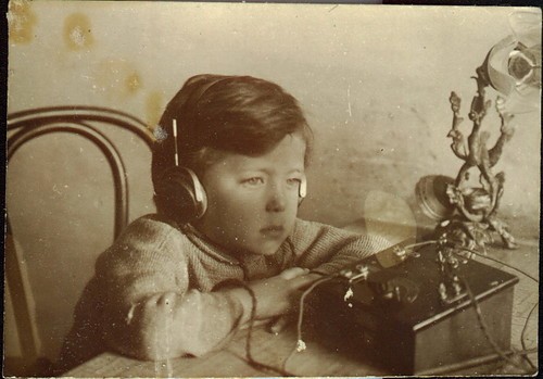 radio,boy,sepia-e0b6e2349deb9786810a305a95874b1c_h.jpg