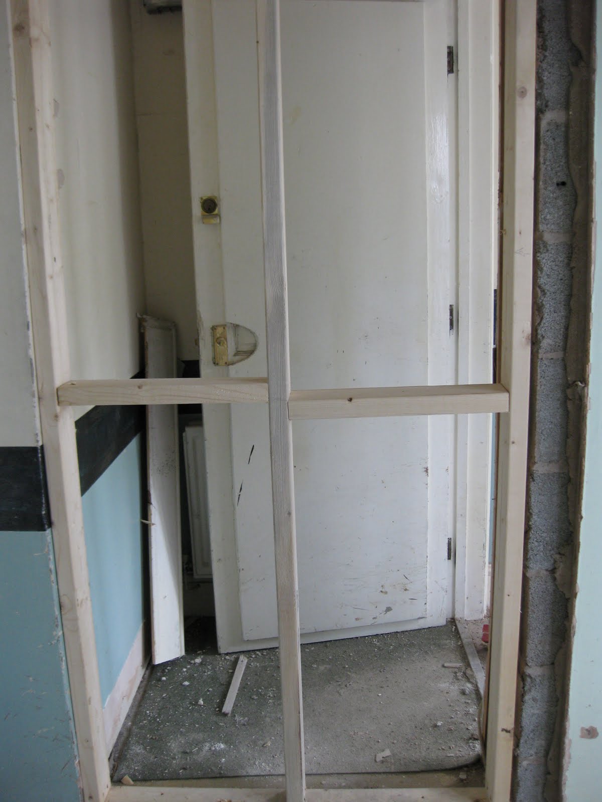 http://4.bp.blogspot.com/_TWdoNYROwMk/S_HBLxElFPI/AAAAAAAAAIM/4n2L66hDTxQ/s1600/Haddef+repairs+-+Day+13+(2)+shower+room.jpg