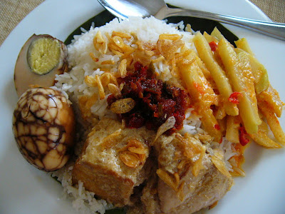 http://4.bp.blogspot.com/_TXndKXAS4vE/S8Mok4_fdVI/AAAAAAAAAEQ/33oZzN1h1Zo/s1600/nasi+liwet.jpg