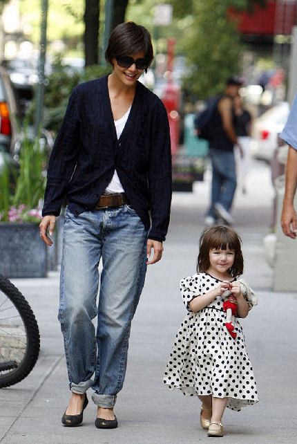 [katie_holmes_suri_rolled_jeans.0.0.0x0.432x642.jpeg]