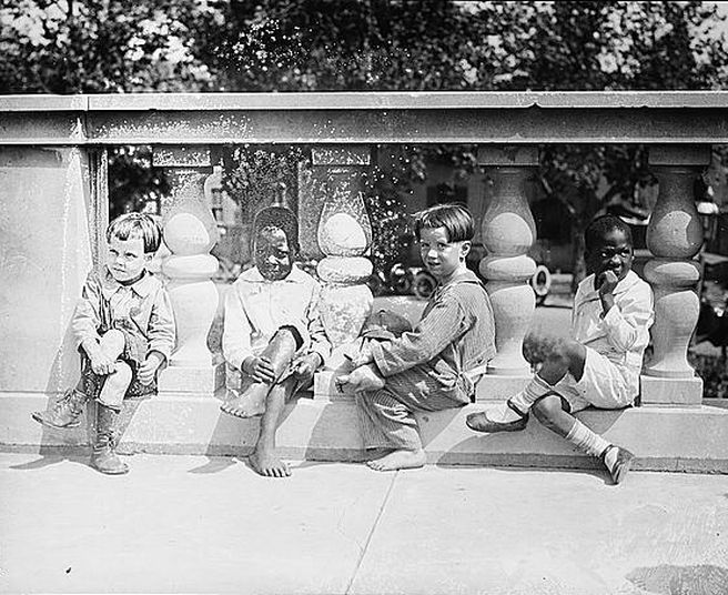 [black_white_children_2.jpg]