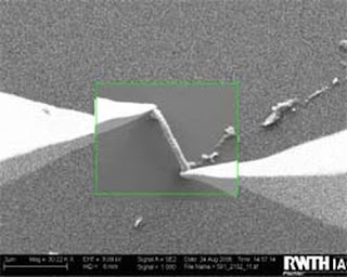 Figure: Microscopic image of a metallised DNA strand between to electrodes. Image taken by Monika Fischler (Ulrich Simon Group, RWTH Aachen).