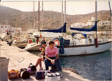 Ana (mi Hermana) y Yo en un Puerto de Grecia