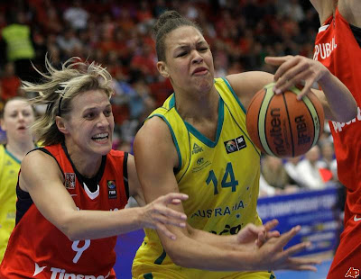Elizabeth Cambage Basketball Picture