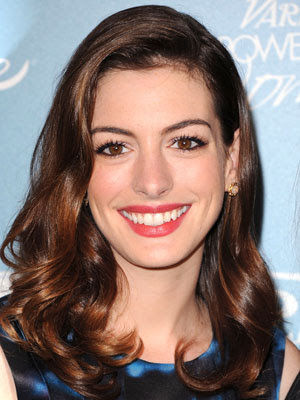 Anne Hathaway ShoulderLength Wavy Hairstyle Anne Hathaway ShoulderLength Wavy Hairstyle