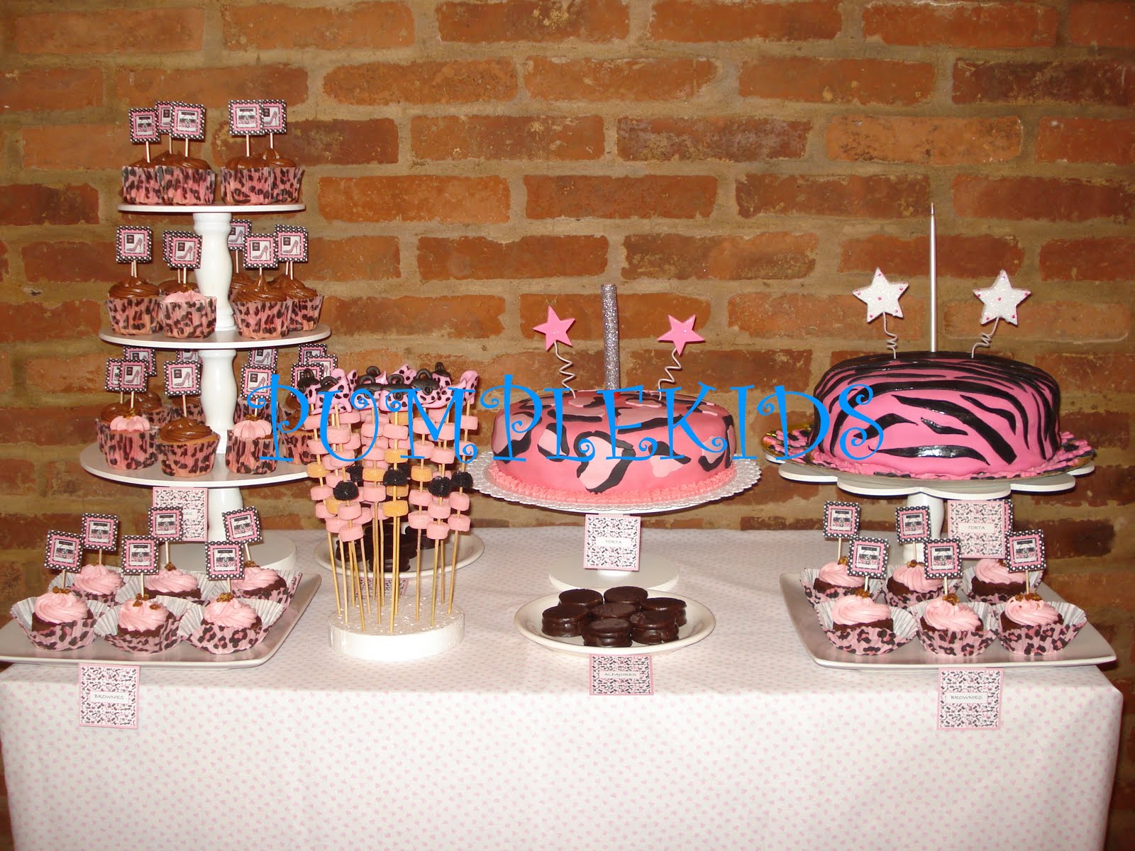 TORTA ANIMAL PRINT Y CUPCAKES EN TORRE