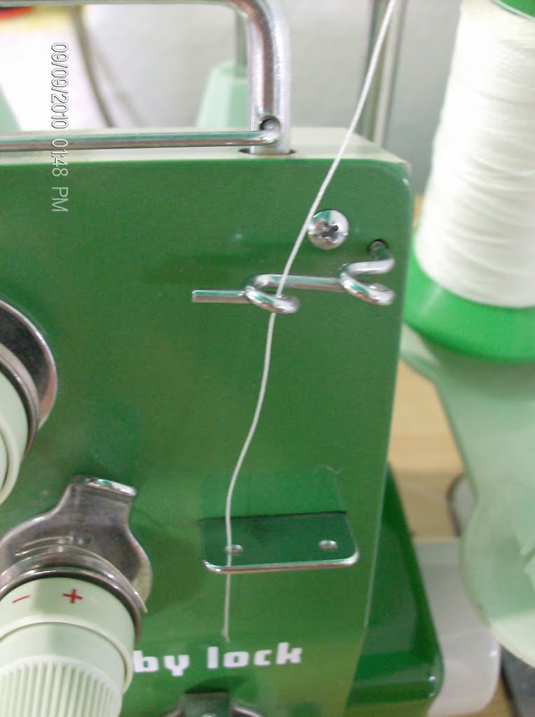 ¿Cómo enhebrar una máquina overlock Juki Baby Lock EA605?
