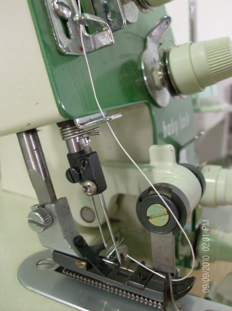¿Cómo enhebrar una máquina overlock Juki Baby Lock EA605?