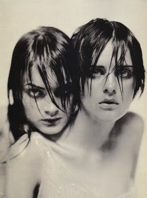 http://4.bp.blogspot.com/_ThoHFM1mYcA/SXnqyADkRZI/AAAAAAAAAUk/na5PexTZoi8/s400/roversi+vogue+it+jul+96.jpg