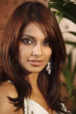 [Bipasha+Basu+as+a+Goan+junkie.jpg]