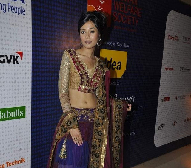 Neha Dhupia Shilpa Shetty Amrita Rao at Manishs Mijwan Fashion Ramp Pictures cleavage