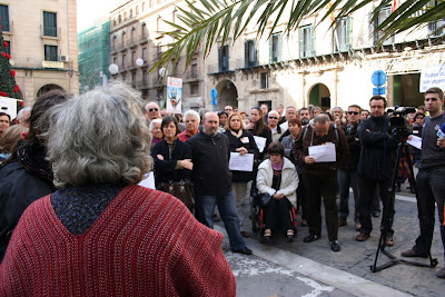 Más de 300 personas se concentraron ante el Ayuntamiento de Alicante.