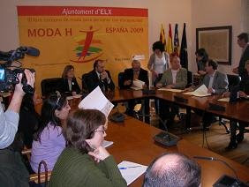 Firma del convenio de colaboración del Ayuntamiento de Elche con la organización de Moda H