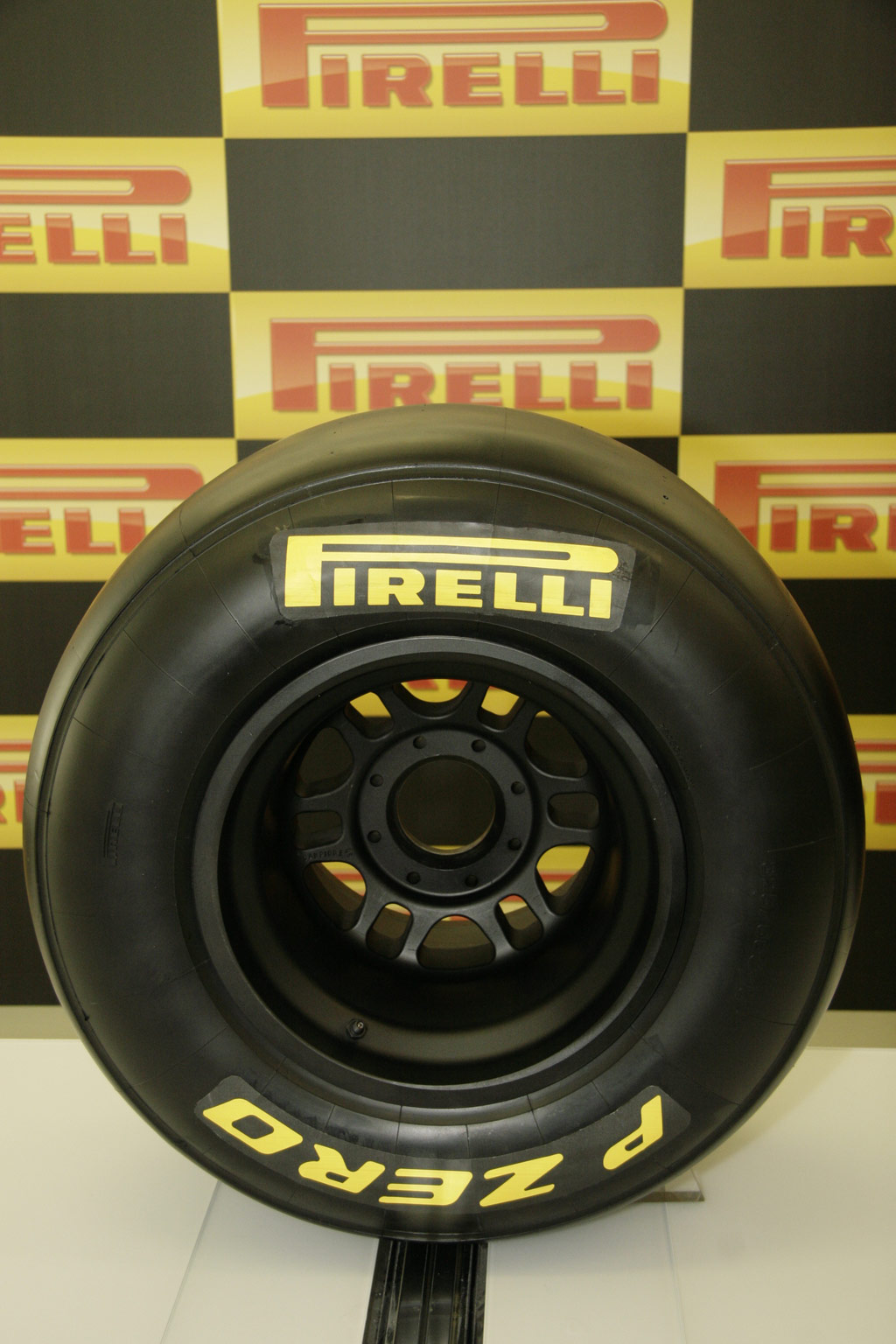 http://4.bp.blogspot.com/_TjmTV70-09c/TCP68_wfIOI/AAAAAAAABNU/Lcd5BFD8JOc/s1600/pirelliimprensa2.jpg