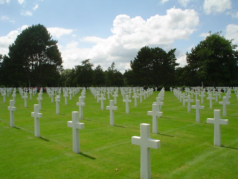 [800px-American_military_cemetary_normandy2_2003.JPG]